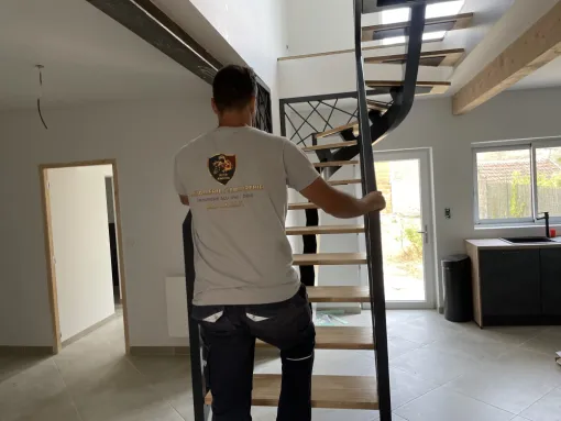 Fabrication et pose d'un escalier en acier thermolaqué à Agen, Lavit, Alfer Einstein