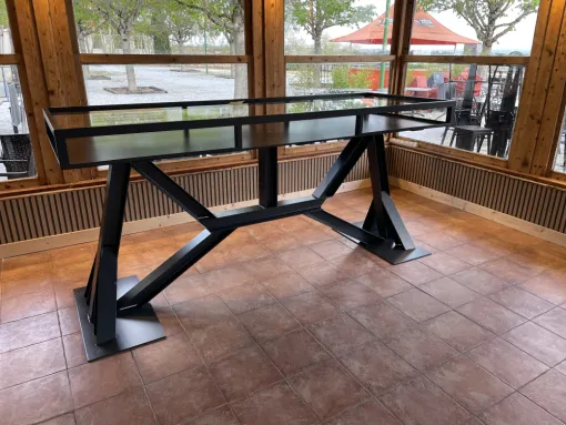 conception et livraison d'une table de bar en acier thermolaqué à Lectoure