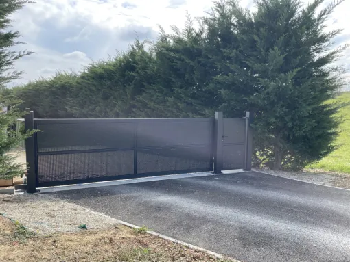 Conception, fabrication et pose d'un portail métallique en acier thermolaqué à Lavit