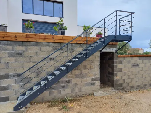 Conception & pose d'un escalier en acier thermolaqué à Agen