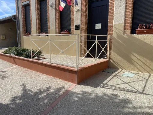 Conception, fabrication et pose d'un garde-corps en acier thermolaqué pour la mairie d’Asques