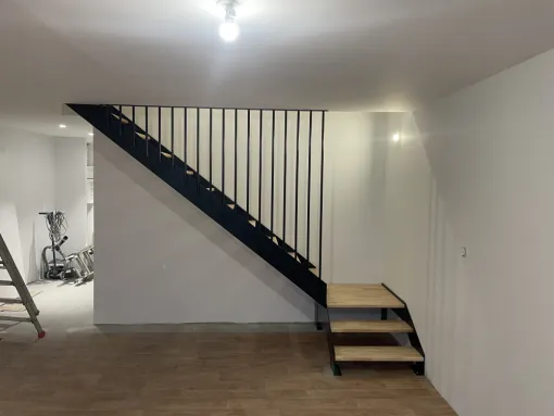 Conception et pose d’un escalier en acier et bois à Valence d’Agen