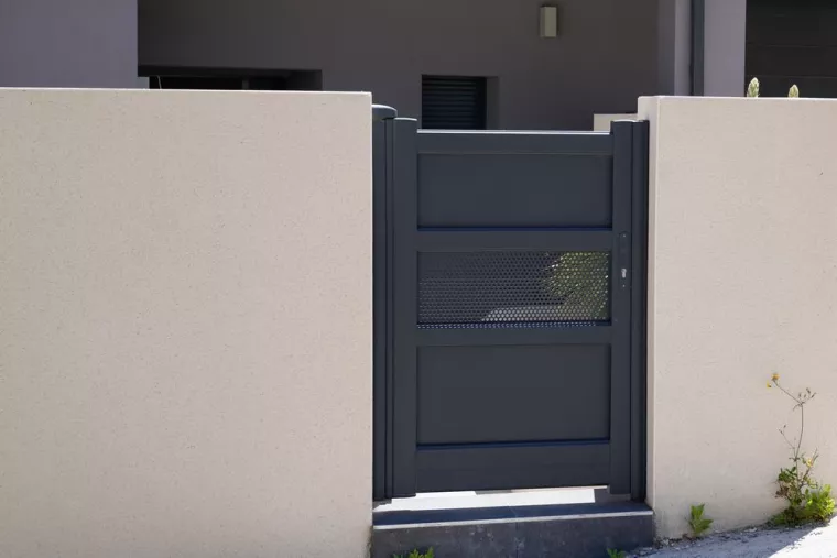 Création d'un portillon en métal sur mesure pour un jardin mitoyen, Lavit, Alfer Einstein
