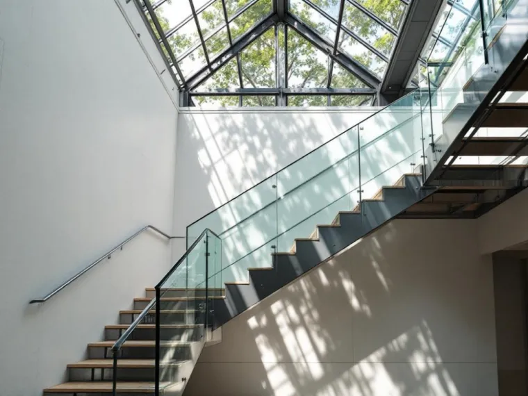 Escaliers métalliques, verrières, mobilier acier : 5 idées pour moderniser votre intérieur et votre extérieur