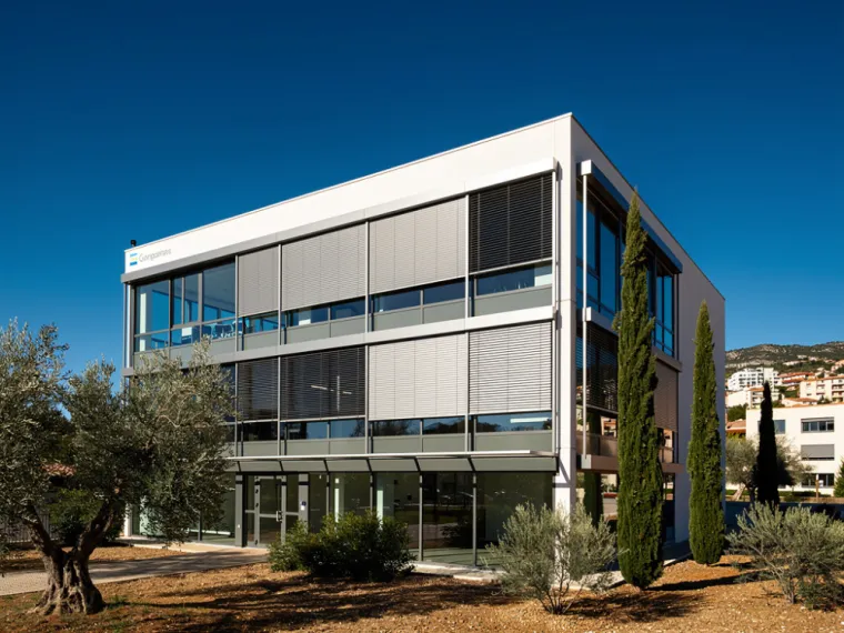 Solutions de protection solaire pour bâtiments professionnels