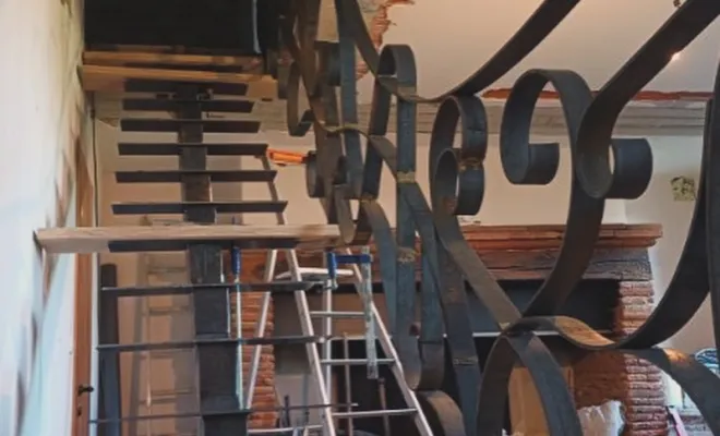 Escalier avec garde-corps en acier thermolaqué à Lanta