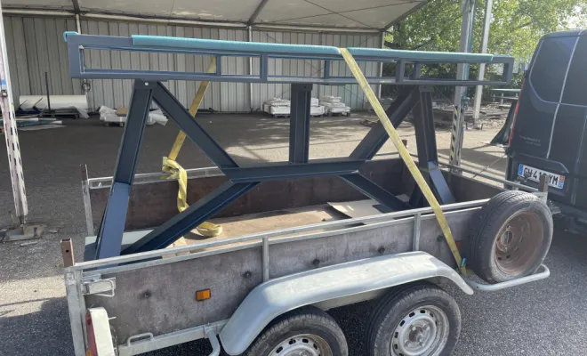 onception et livraison d'une table de bar en acier thermolaqué à Lectoure