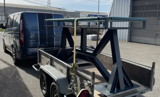 onception et livraison d'une table de bar en acier thermolaqué à Lectoure