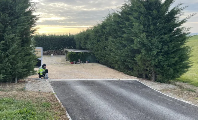 Conception, fabrication et pose d'un portail métallique en acier thermolaqué à Lavit