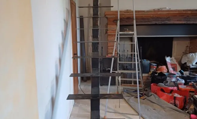 Escalier avec garde-corps en acier thermolaqué à Lanta