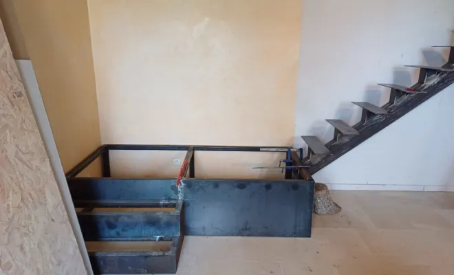 Escalier avec garde-corps en acier thermolaqué à Lanta