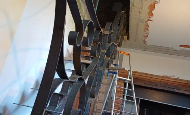 Escalier avec garde-corps en acier thermolaqué à Lanta