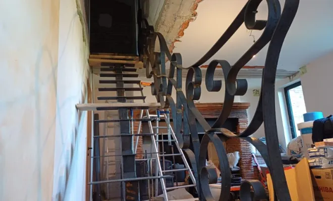 Escalier avec garde-corps en acier thermolaqué à Lanta